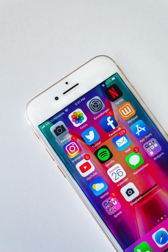 Ein handy mit Social Media Apps und ungelesenen Benachrichtigungen