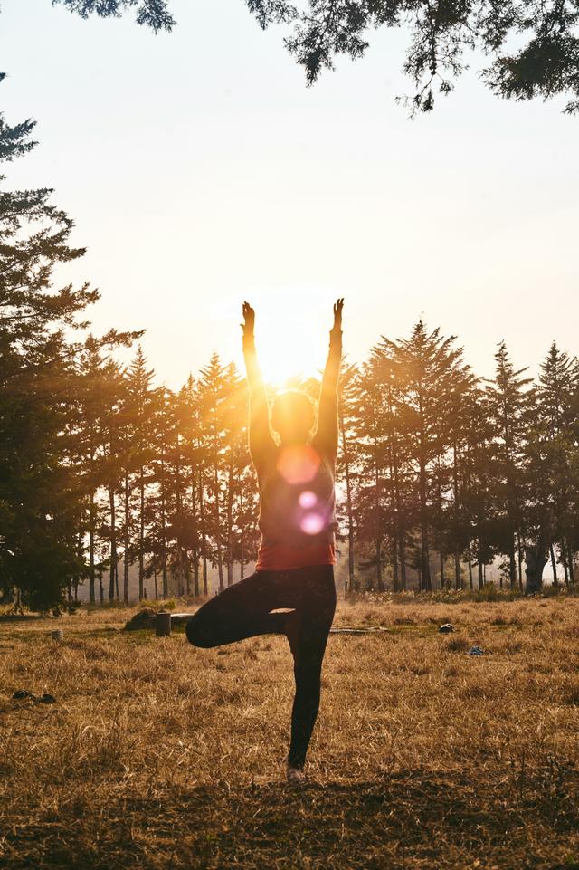 Eine Frau beim Yoga