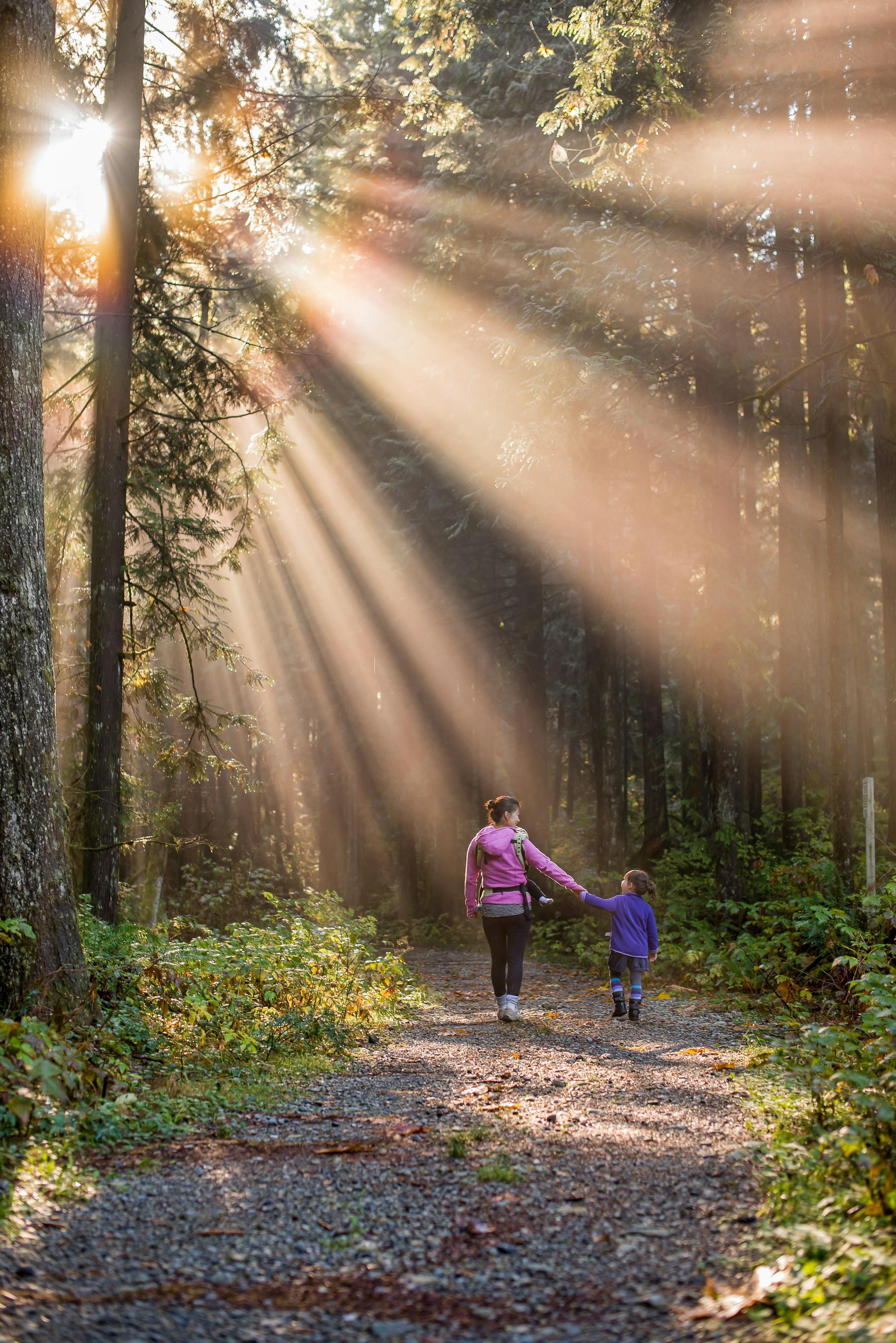 Eine Frau mit ihrer Tochter beim achtsamen Spaziergang