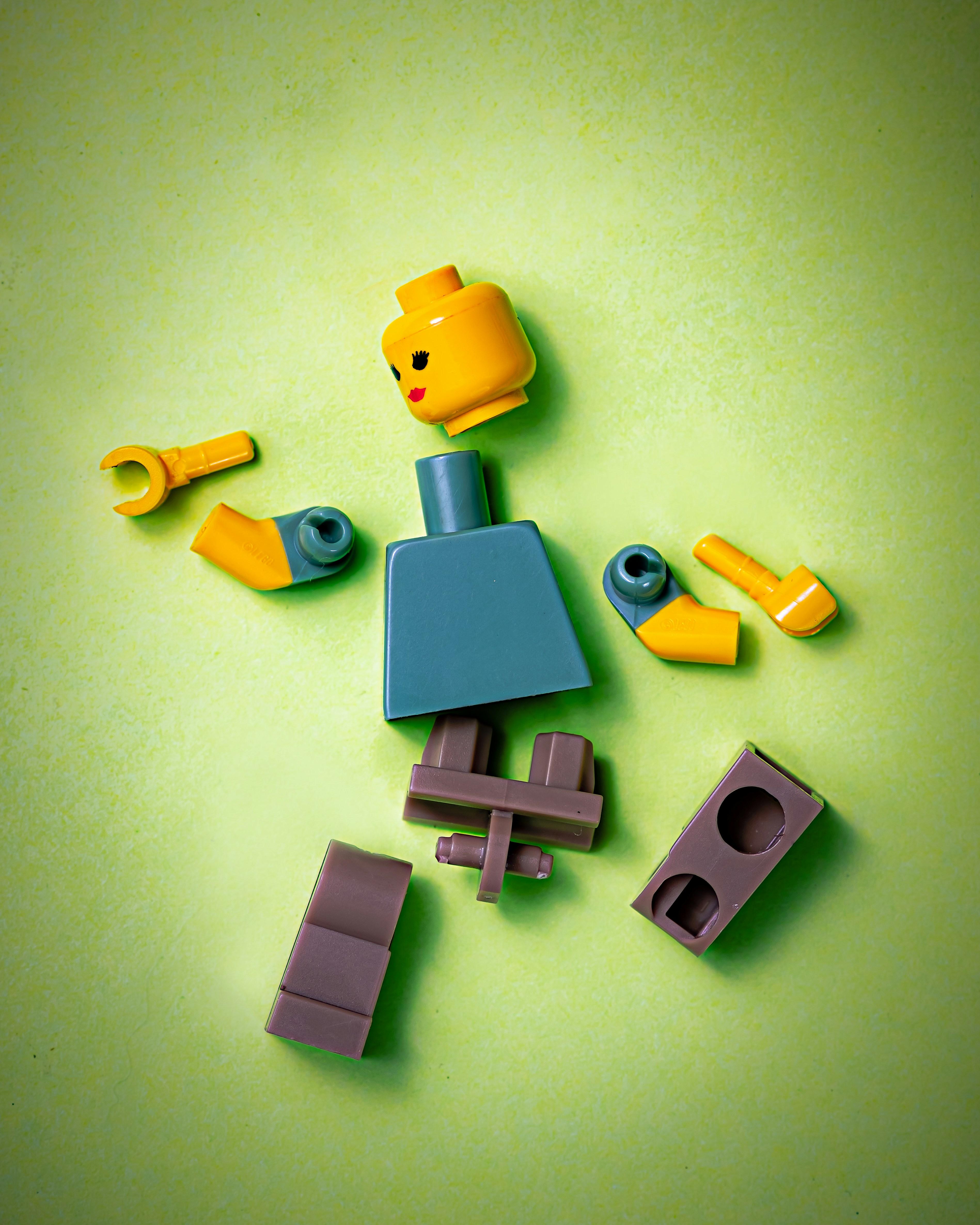Eine kaputte Lego-Figur als Symbolbild für Chronische Schmerzen