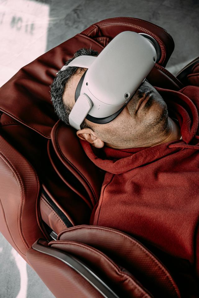Ein Mann bei einer VR-Meditation