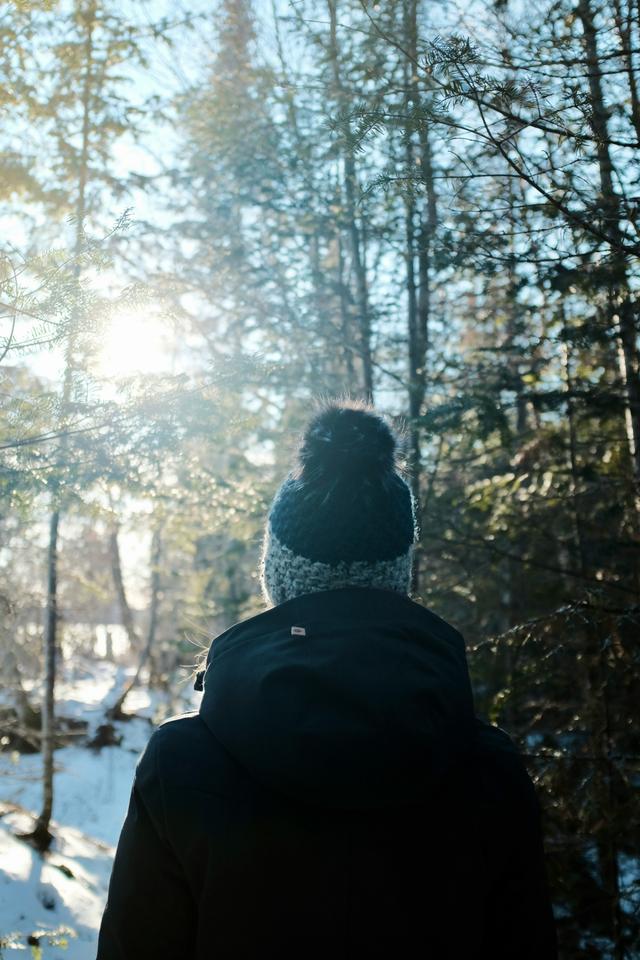 Ein Mann beim WInter-Spatziergang