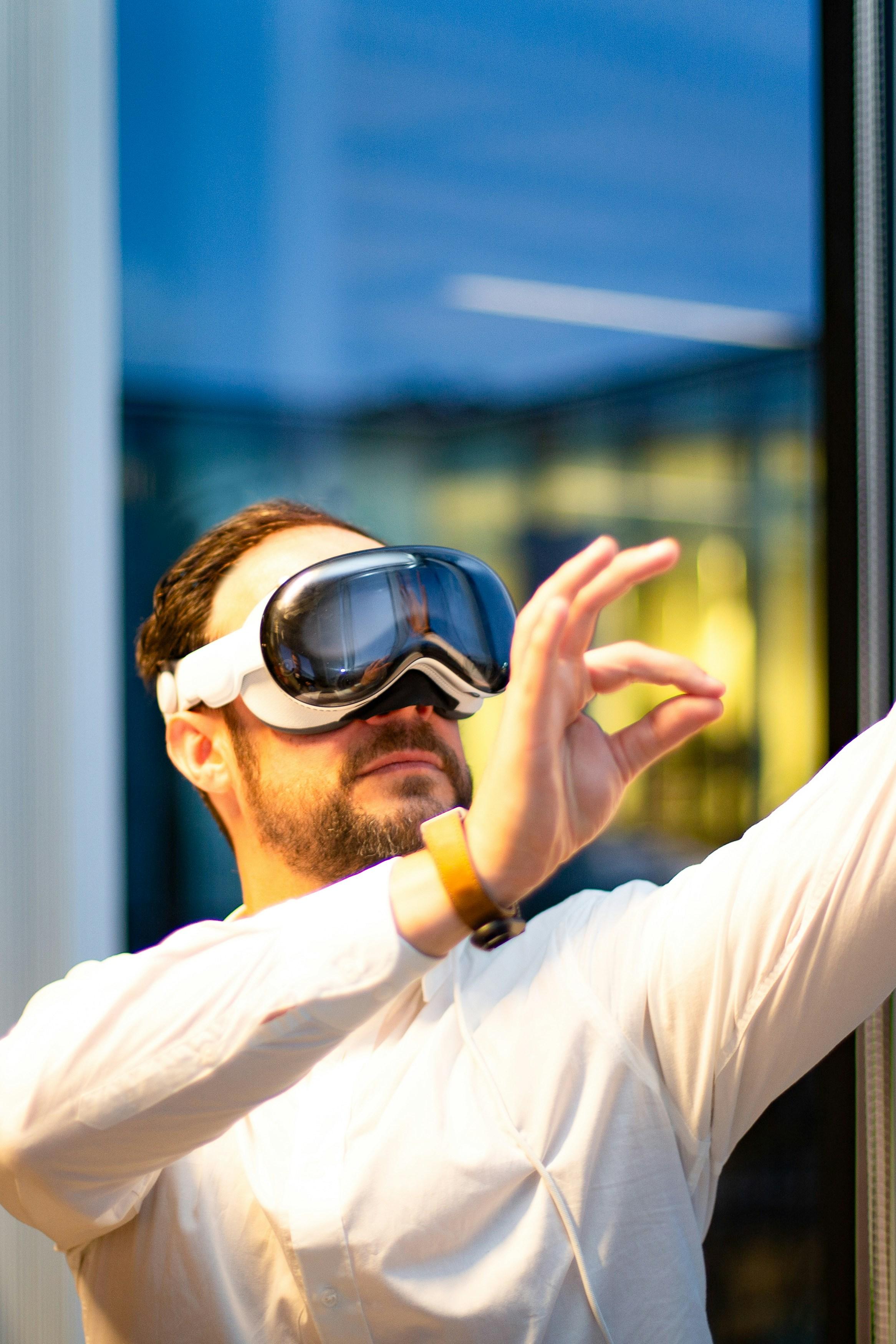 Ein Mann mit einer Apple Vision Pro bei einer Achtsamkeits-Übung