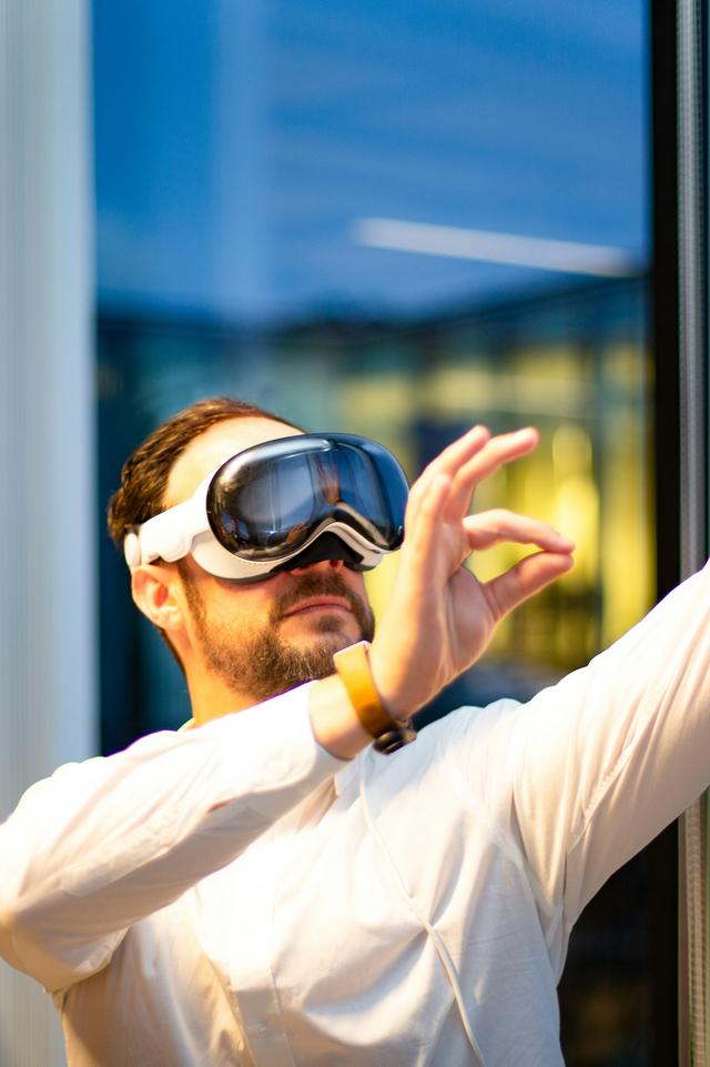 Ein Mann mit einer Apple Vision Pro bei einer Achtsamkeits-Übung
