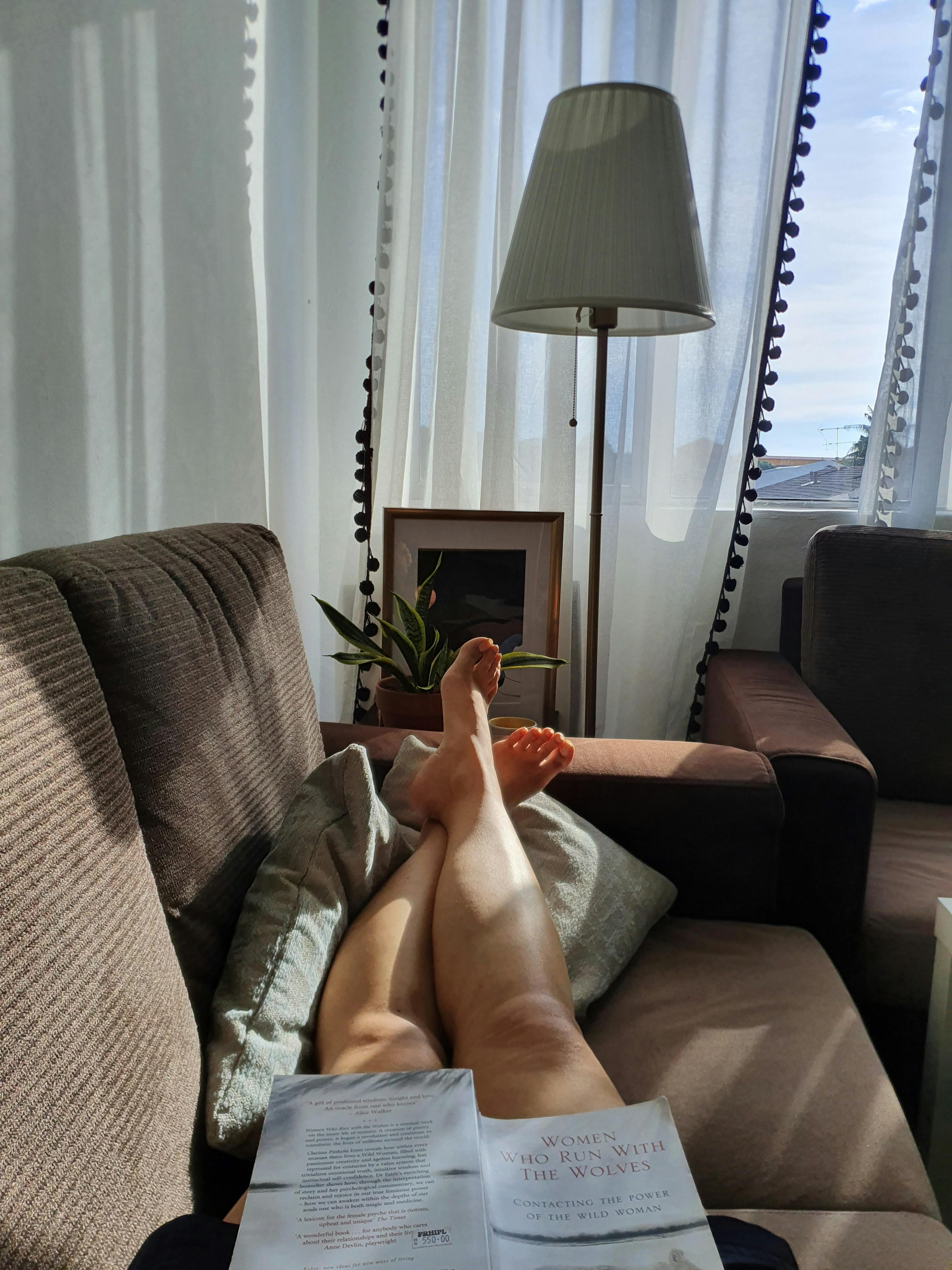 Eine Person beim Slow Living daheim