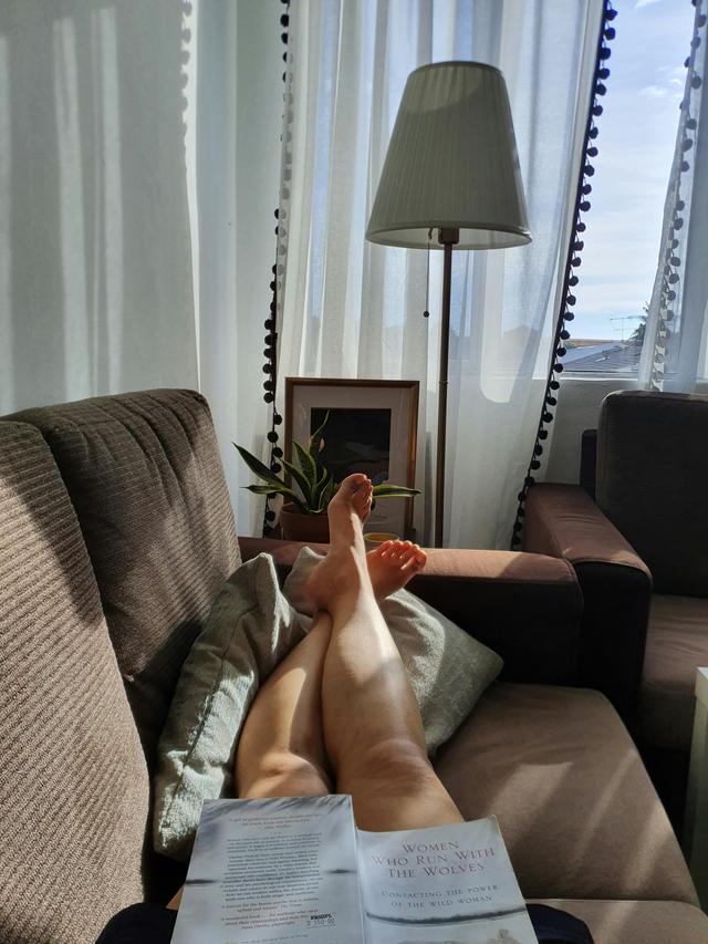Eine Person beim Slow Living daheim