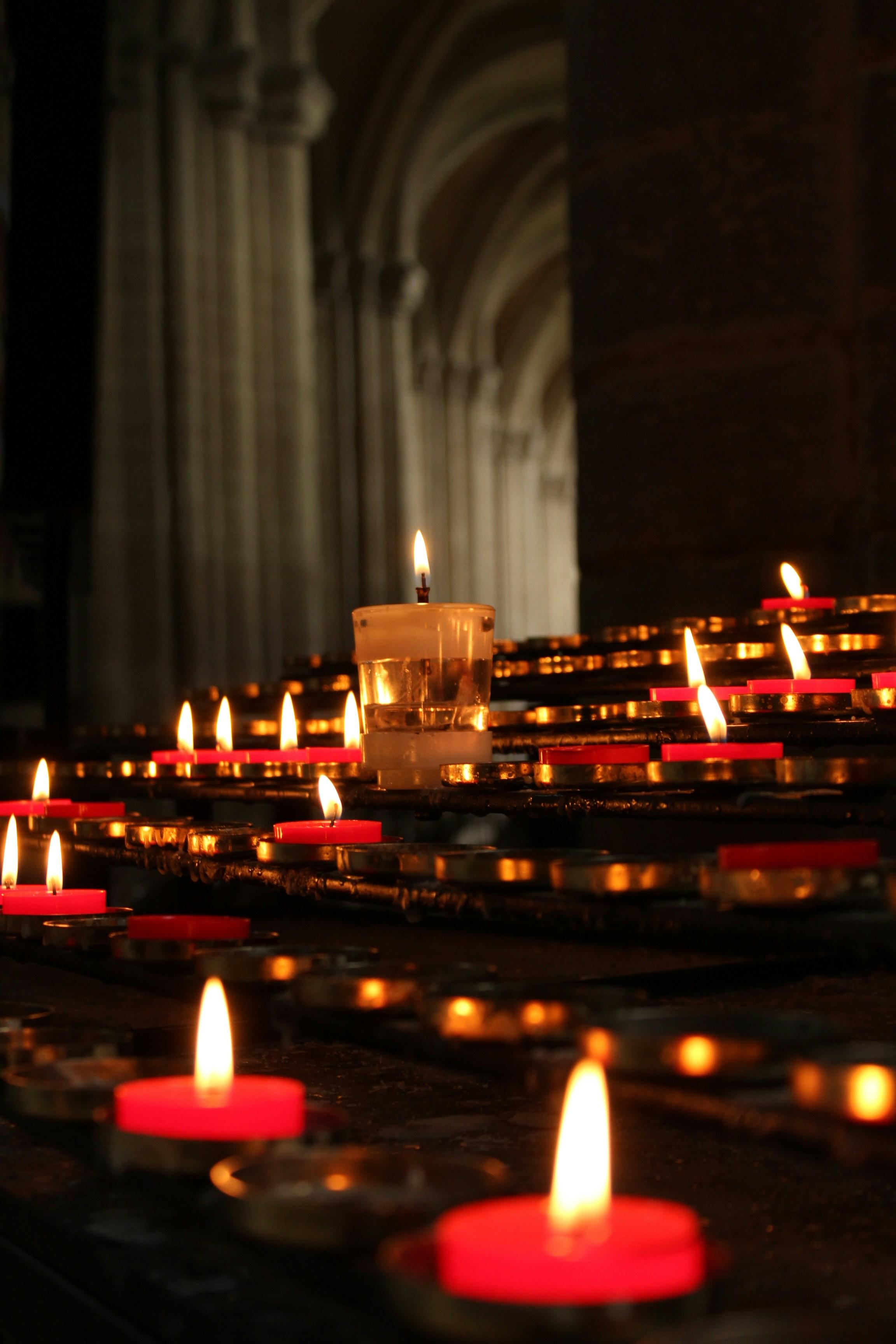 Kerzen in einer Kirche