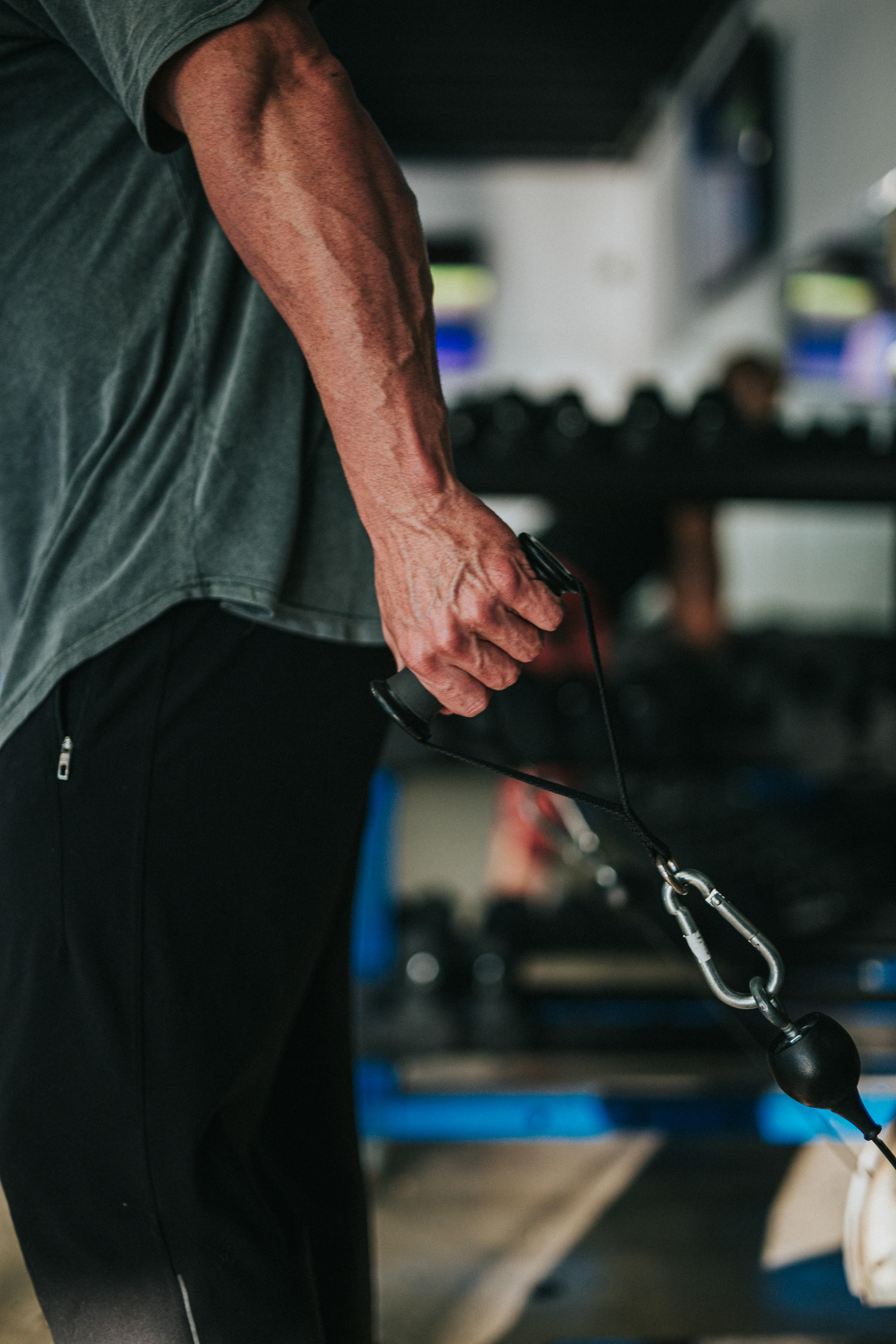 Ein Mann beim Krafttraining